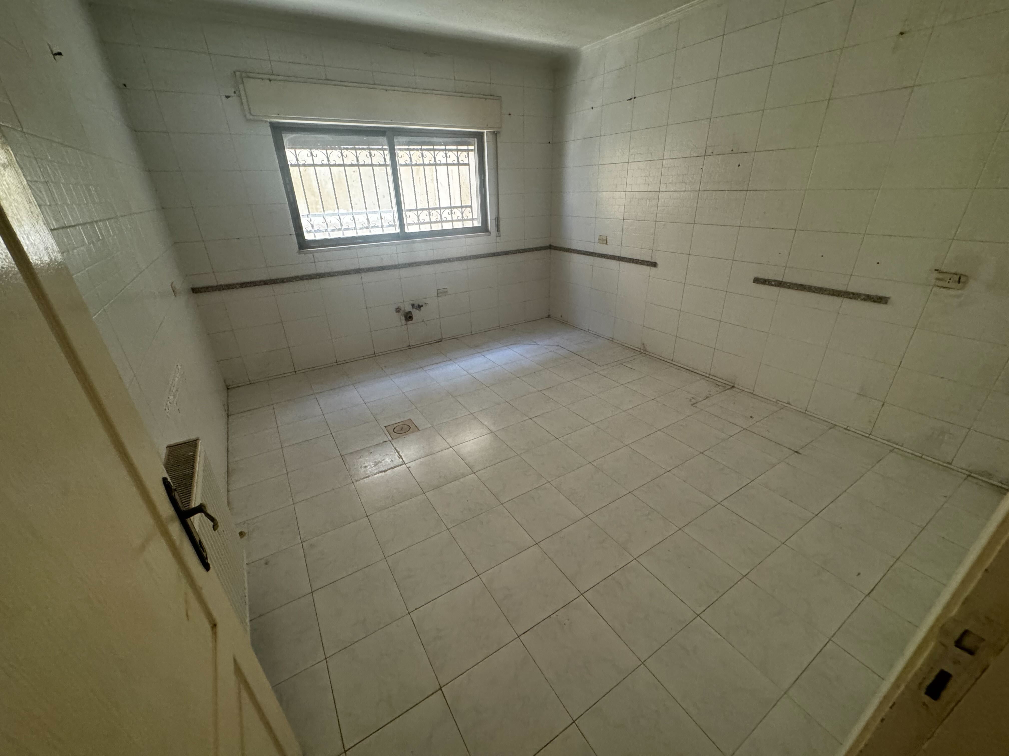 Spacious 4-Bedroom Apartment at a Preferential Price in Tlaa Al Ali